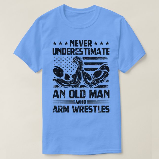Unterschätzen Sie niemals einen alten Mann-Arm-Kam T-Shirt (Design vorne)