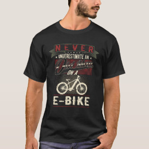 Unterschätzen Sie niemals einen alten Mann auf ein T-Shirt