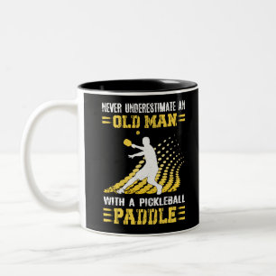 Unterschätzen Sie niemals einen alten Mann mit ei Zweifarbige Tasse