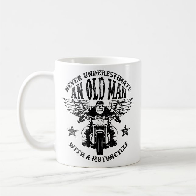 Unterschätzen Sie niemals einen alten Mann mit ein Kaffeetasse (Links)