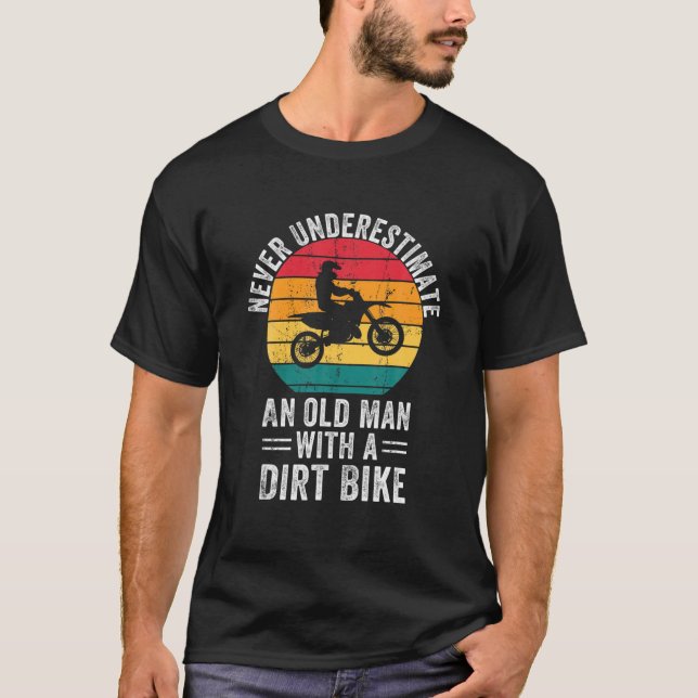 Unterschätzen Sie niemals einen alten Mann mit ein T-Shirt (Vorderseite)