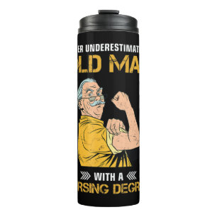 Unterschätzen Sie niemals einen alten Mann mit ein Thermosbecher