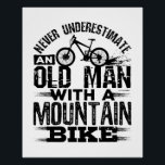 Unterschätzen Sie niemals einen alten Mann mit Mou Poster<br><div class="desc">Ein lustiges Fahrradgeschenk für ältere Menschen,  die Mountainbike Liebe haben. Ideal zum Tragen beim Mountainbike</div>