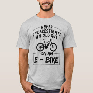 Unterschätzen Sie niemals einen alten Typ auf ein T-Shirt