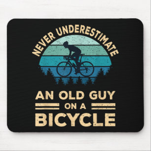 Unterschätzen Sie niemals einen alten Typ auf eine Mousepad
