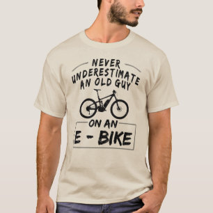 Unterschätzen Sie niemals einen alten Typ auf eine T-Shirt