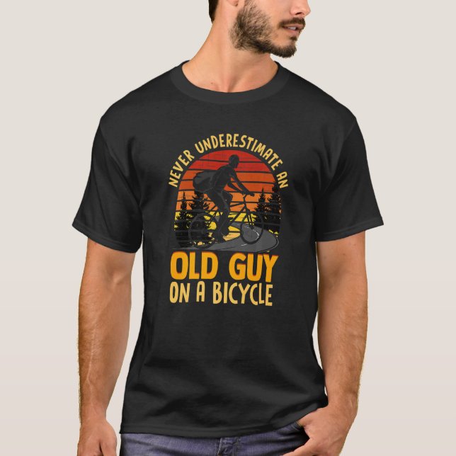Unterschätzen Sie niemals einen alten Typ auf eine T-Shirt (Vorderseite)