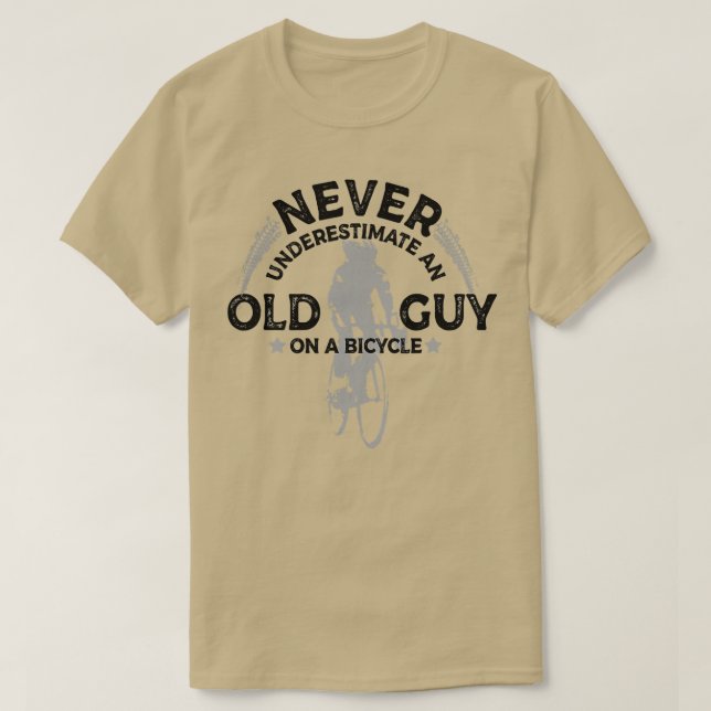 Unterschätzen Sie niemals einen alten Typ auf eine T-Shirt (Design vorne)