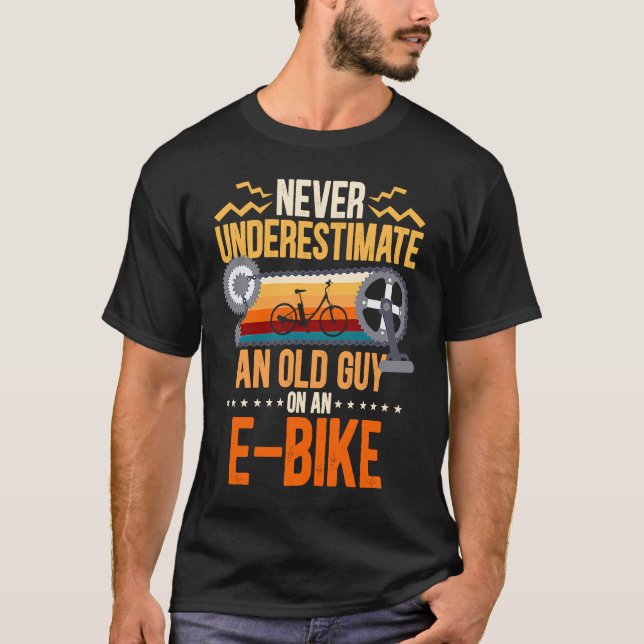 Unterschätzen Sie niemals einen alten Typ auf eine T-Shirt (Vorderseite)