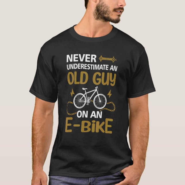 Unterschätzen Sie niemals einen alten Typ auf eine T-Shirt (Vorderseite)