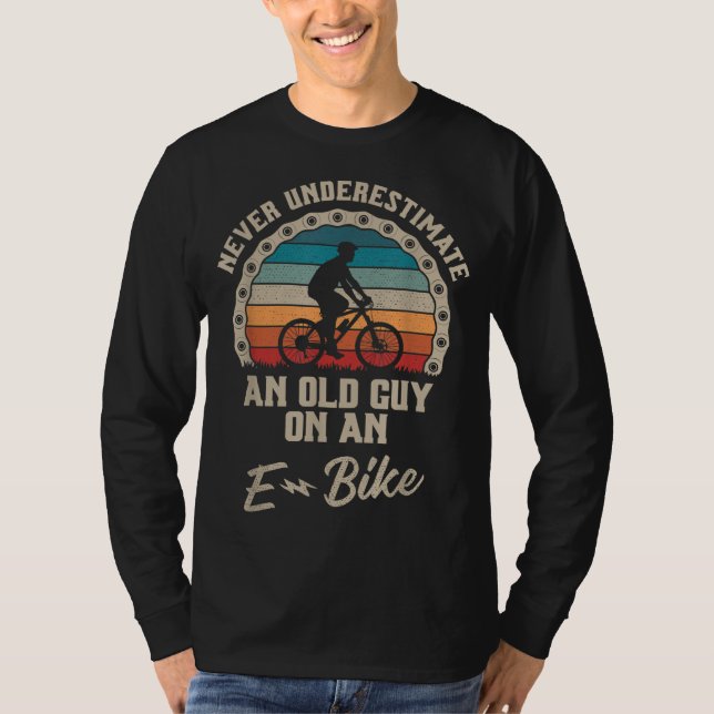 Unterschätzen Sie niemals einen alten Typ auf eine T-Shirt (Vorderseite)