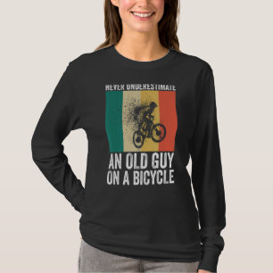 Unterschätzen Sie niemals einen alten Typ auf eine T-Shirt