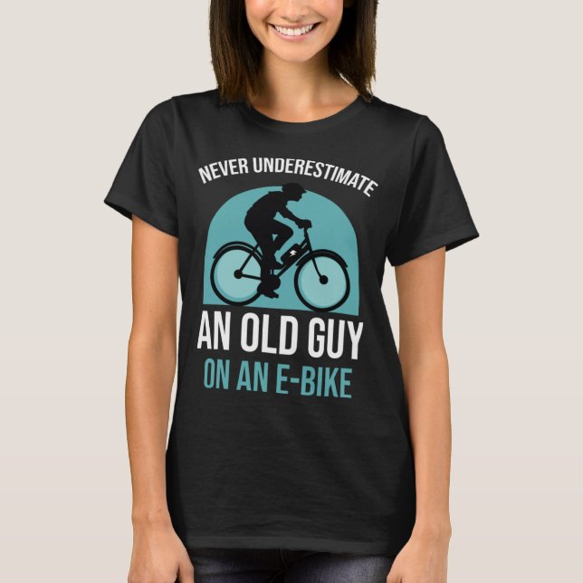 Unterschätzen Sie niemals einen alten Typ auf eine T-Shirt (Vorderseite)
