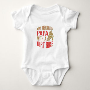 Unterschätzen Sie niemals einen Papa mit einem dun Baby Strampler