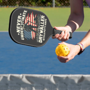 Unterschätzen Sie niemals einen Trockenfahrer mit Pickleball Schläger