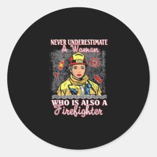 Unterschätzen Sie niemals Frauen, die auch Feuerw Runder Aufkleber