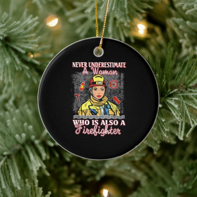 Unterschätzen Sie niemals Frauen, die auch Feuerwe Keramik Ornament (Baum)