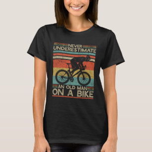 Unterschätzen und Alte auf einem Fahrrad nie T-Shirt