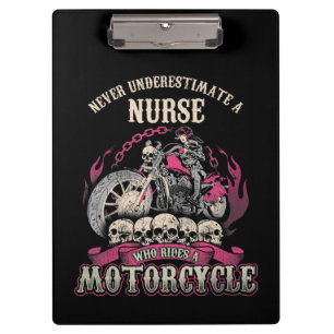 Unterschätzen von Krankenschwestern, die Motorradf Klemmbrett