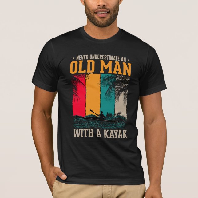 Unterschätzt den alten Mann nie mit Kajak T-Shirt (Vorderseite)