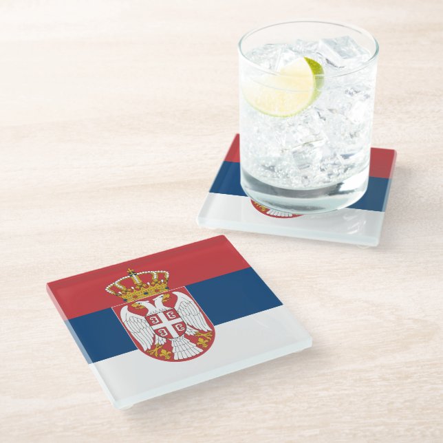 Untersetzer aus Glas mit serbischer Flagge (Schrägansicht)