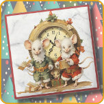 Untersetzer aus Glas - Zwei Weihnachtsmäuse (#4) &<br><div class="desc">Dieser gläserne Untersetzer zeigt ein Fantasiebild von zwei erwachsenen Mäusen und ihrem Baby vor einer Uhr. Ein Farbrahmen mit rotem Untersetzer wurde zum Teil der Kostüme hinzugefügt. → Ändern Sie die Hintergrundfarbe, falls gewünscht, oder klicken Sie auf den Knopf "Füllen" rechts, um den Untersetzer über dem Rahmen mit dem Kunstbild...</div>
