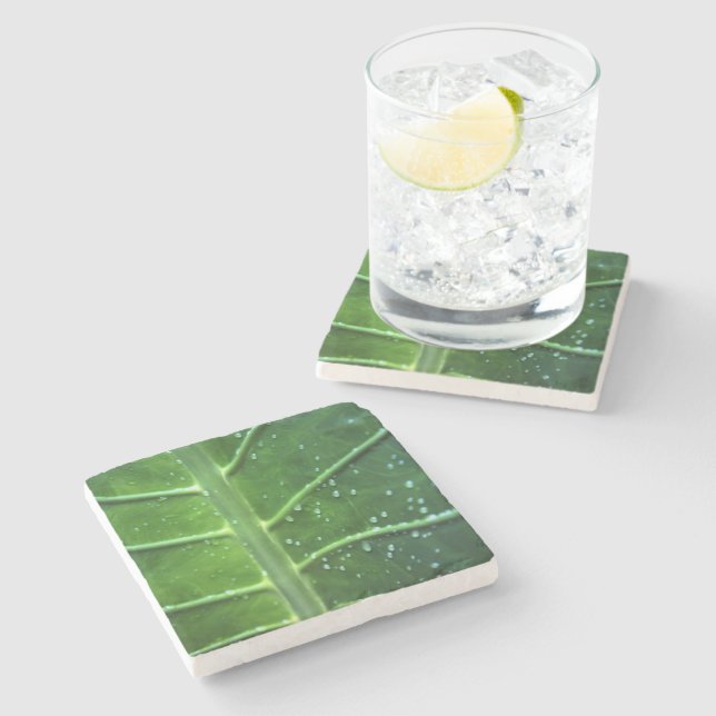 Untersetzer aus Leder und Wassertropfen (Seitenansicht)