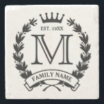 Untersetzer für mit Monogramm Logos<br><div class="desc">Laurel Kranz und Kronlogo. Geben Sie Ihren ersten, Nachnamen/kurzen Text und das Jahr fest. Große Hauswärme/besondere Anlass/Feriengeschenk für eine Familie.</div>
