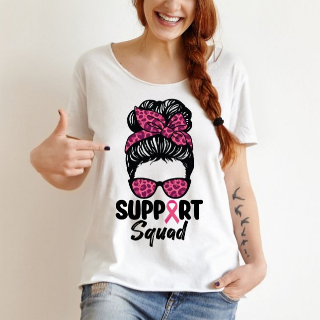 Unterstützung von Squad Messy Bun Pink Krieger Bru Große Größe T-Shirt (Von Creator hochgeladen)