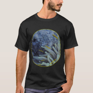 Unterwasser - Kleiner gelber Fisch in Koralle bei T-Shirt