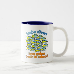 Unterwasseratemgerät-Taucher-Liebe, die zurück z Zweifarbige Tasse