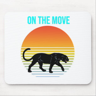 Unterwegs - Panther, der unter einem Retro-Sonnenu Mousepad