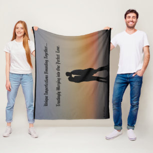Unvollkommene Liebe mit schwarzem Hintergrund Fleecedecke