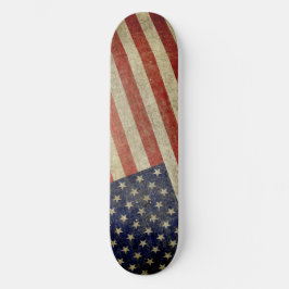 Unwetterte, beängstigende amerikanische Flagge Skateboard