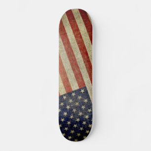 Unwetterte, beängstigende amerikanische Flagge Skateboard
