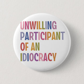 Unwillige Teilnahme an einer Diokratie gegen Trump Button