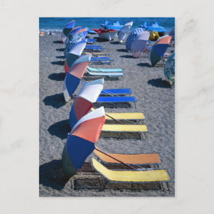 Unzählige Stühle am Strand Postkarte