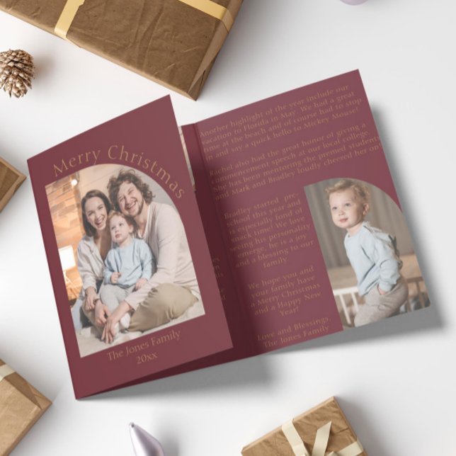 Update der Red Modern Arch Year (Zeitalter der Übe Dreifach Gefaltete Urlaubskarte (maroon and gold yearly update christmas card modern boho arch photo )