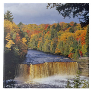 Upper Tahquamenon Falls in UP Michigan im Herbst Fliese