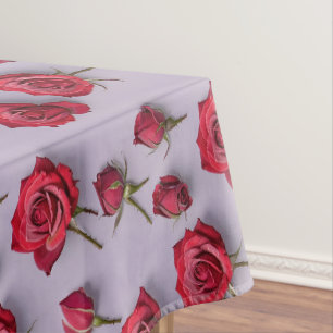 Üppige rote Rosen mit weichen taufeuchten Blütenbl Tischdecke