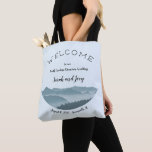 Upscale Misty Mountain Wedding Welcome Bag Tasche<br><div class="desc">Hochzeitstasche für die Gäste. Diese hochskalige Tasche hat ein Design vorne und hinten in einer blassblauen Farbe. Diese Tasche ist Teil der Hochzeitskollektion "misty bergs" und soll die Gäste zu einer Hochzeit in Urlaubsort in den Bergen willkommen heißen. Stellen Sie vier Textzeilen in modernem, handgeschriebenem Schriftart mit gebogenem Text oben...</div>
