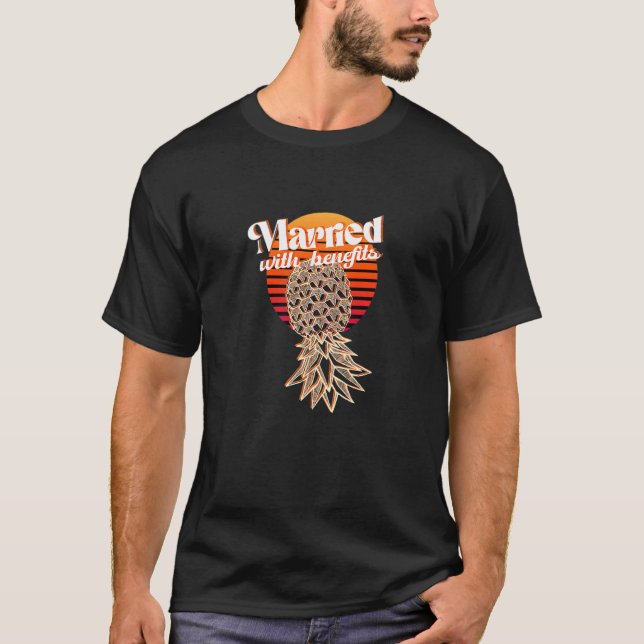 Upside Down Pineapple  Swingers  Polyamory T-Shirt (Vorderseite)