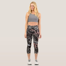 Urban Graffiti Pink, Grau & Schwarz Style Capri Leggings