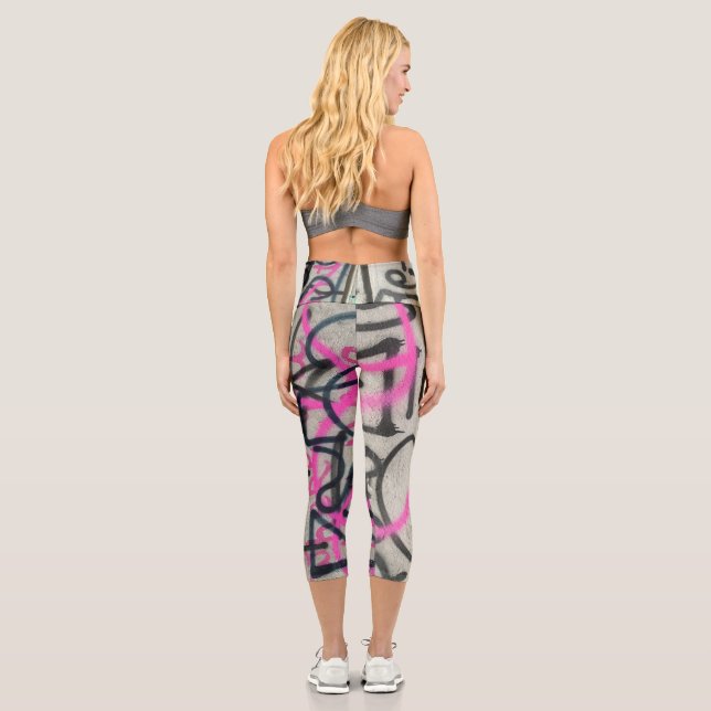 Urban Graffiti Pink & Gray Style Capri Leggings (Rückseite)