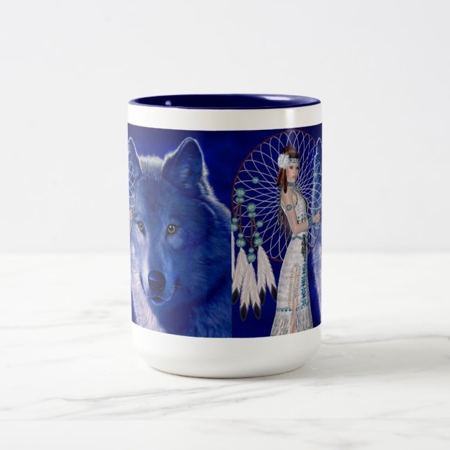 Ureinwohner-Frau u. blauer Wolf-Entwurf Zweifarbige Tasse (Mittel)