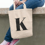 Urschrift | Monogram Modern Stylish Trendy Tragetasche<br><div class="desc">Einfache,  stilvolle,  kundenspezifische Anfangsbuchstabe Monogramm Tote-Tasche in moderner minimalistischer Typografie in schwarz. Ein perfektes Geschenk oder Mode-Accessoire mit persönlicher Touch!</div>