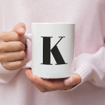Urschrift | Monogram Modern Stylish Trendy Zweifarbige Tasse<br><div class="desc">Einfache,  stilvolle,  kundenspezifische Tasse von Monogramm-Kaffee in moderner minimalistischer Typografie in Schwarz. Ein perfektes Geschenk oder Mode-Accessoire mit persönlicher Touch!</div>