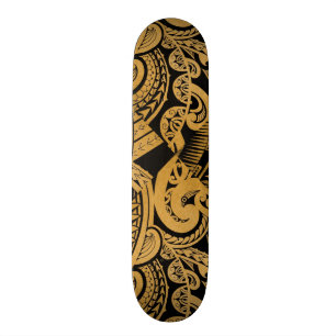ursprüngliche Tätowierung, die auf hölzerner Skateboard