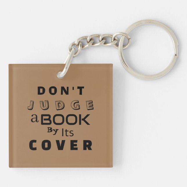 "Urteile ein Buch nicht nach seinem Cover" hellbra Schlüsselanhänger (Rückseite)