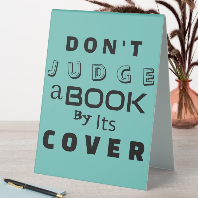 "Urteilen Sie ein Buch nicht nach seinem Cover" Bl Tischaufsteller (In Situ (Tisch))